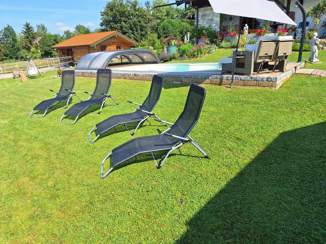 Realxliegen am Pool