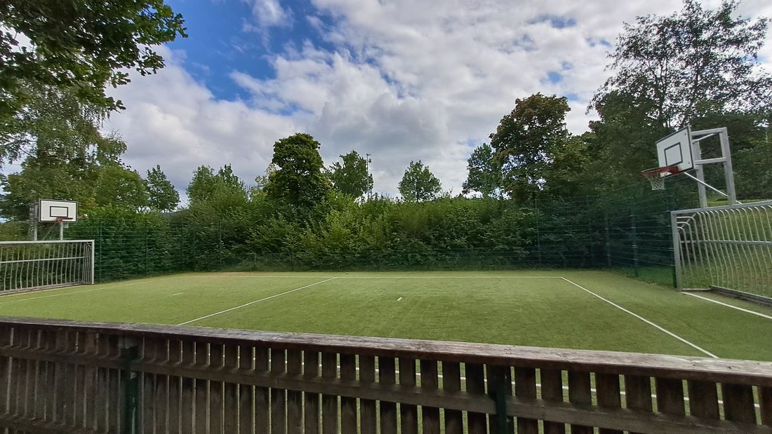 Fußball- u. Basketballplatz