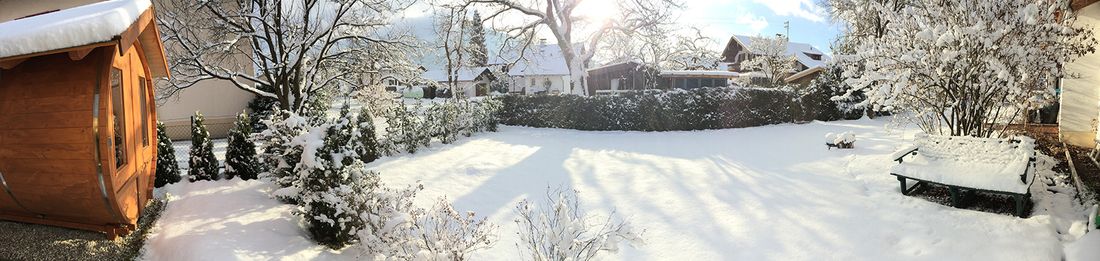 Blick in den Garten bei Schnee
