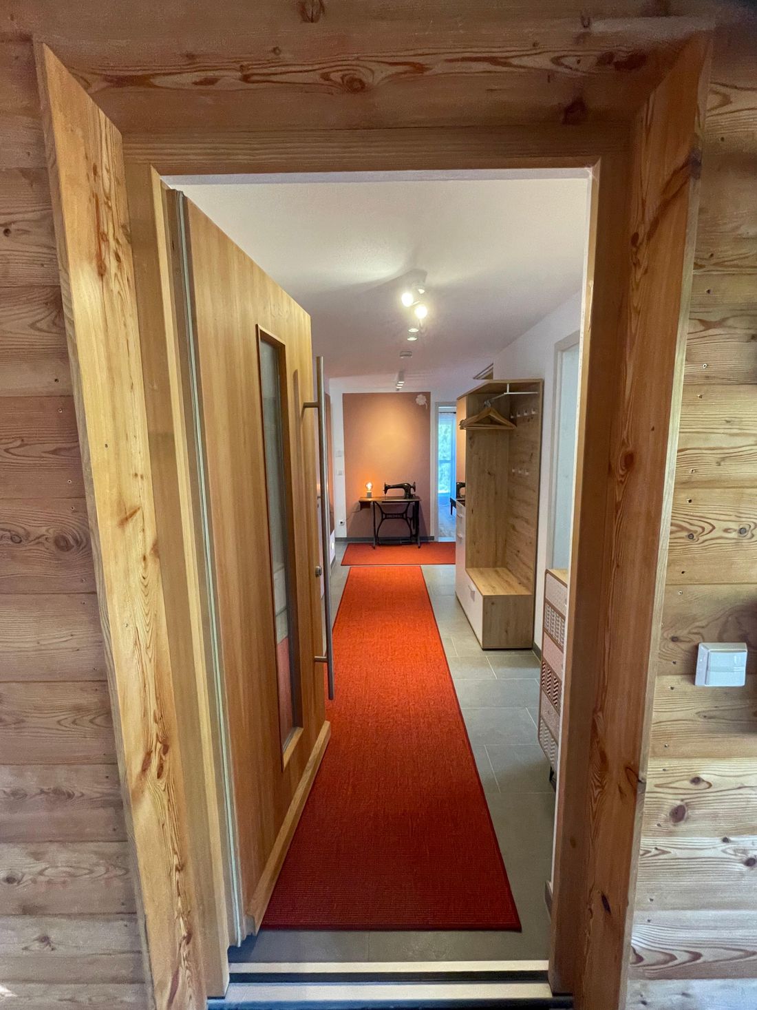 Blick auf Eingangsbereich mit Garderobe