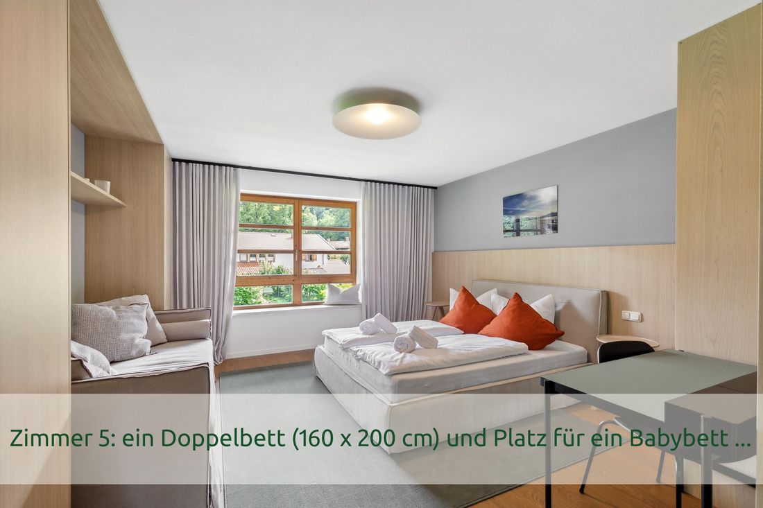 Zimmer 5: ein Doppelbett (160 x 200 cm) und Platz für ein Babybett