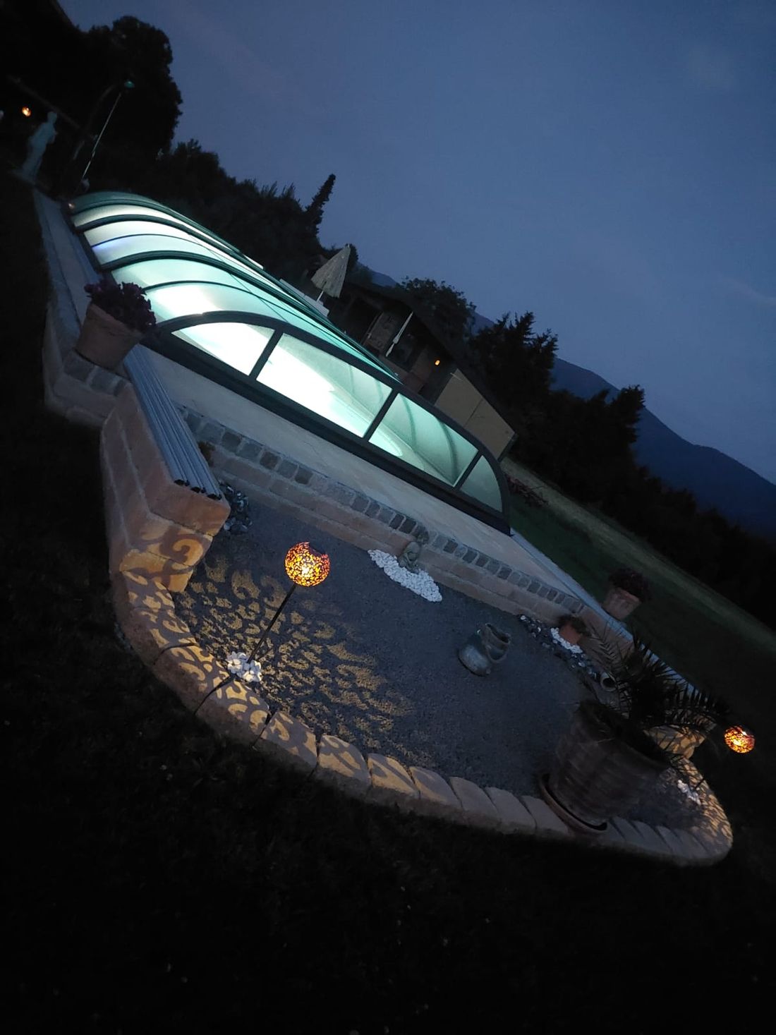 Pool beleuchtet am Abend