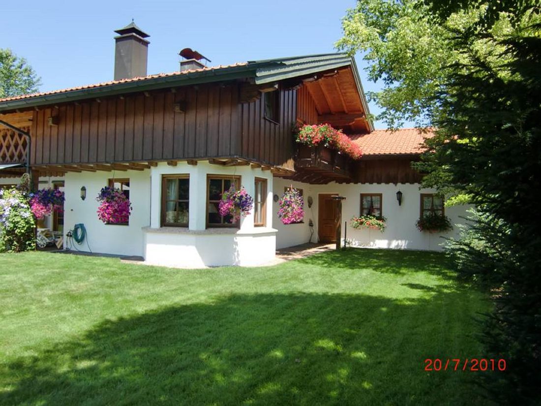 Hausansicht mit Garten