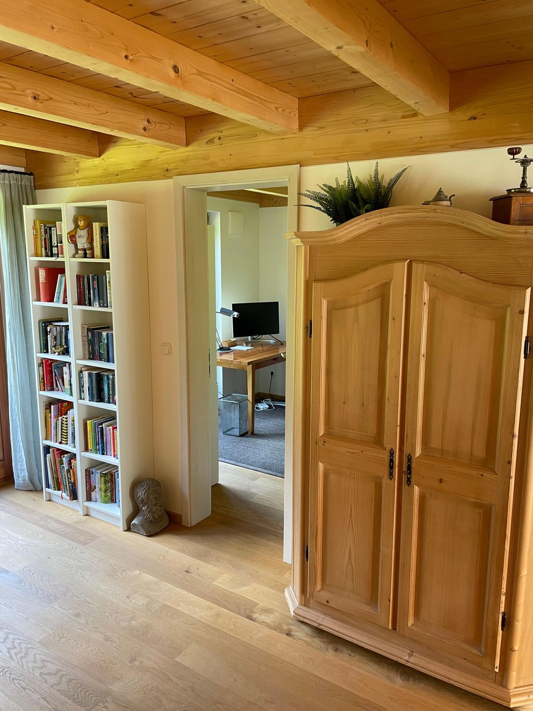 Rückzugsraum zum Telefonieren mit Monitor und HDMI Kabel für den Laptop