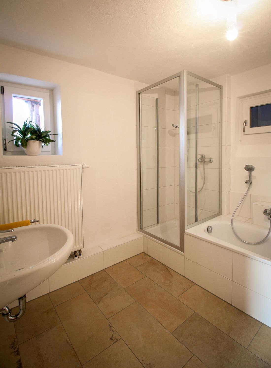 Bad mit Dusche und Wanne