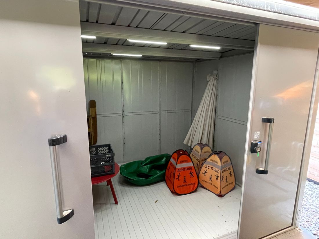 Absperrbarer Lagerraum, z.B. für Skier, Fahrräder oder Kinderwägen.