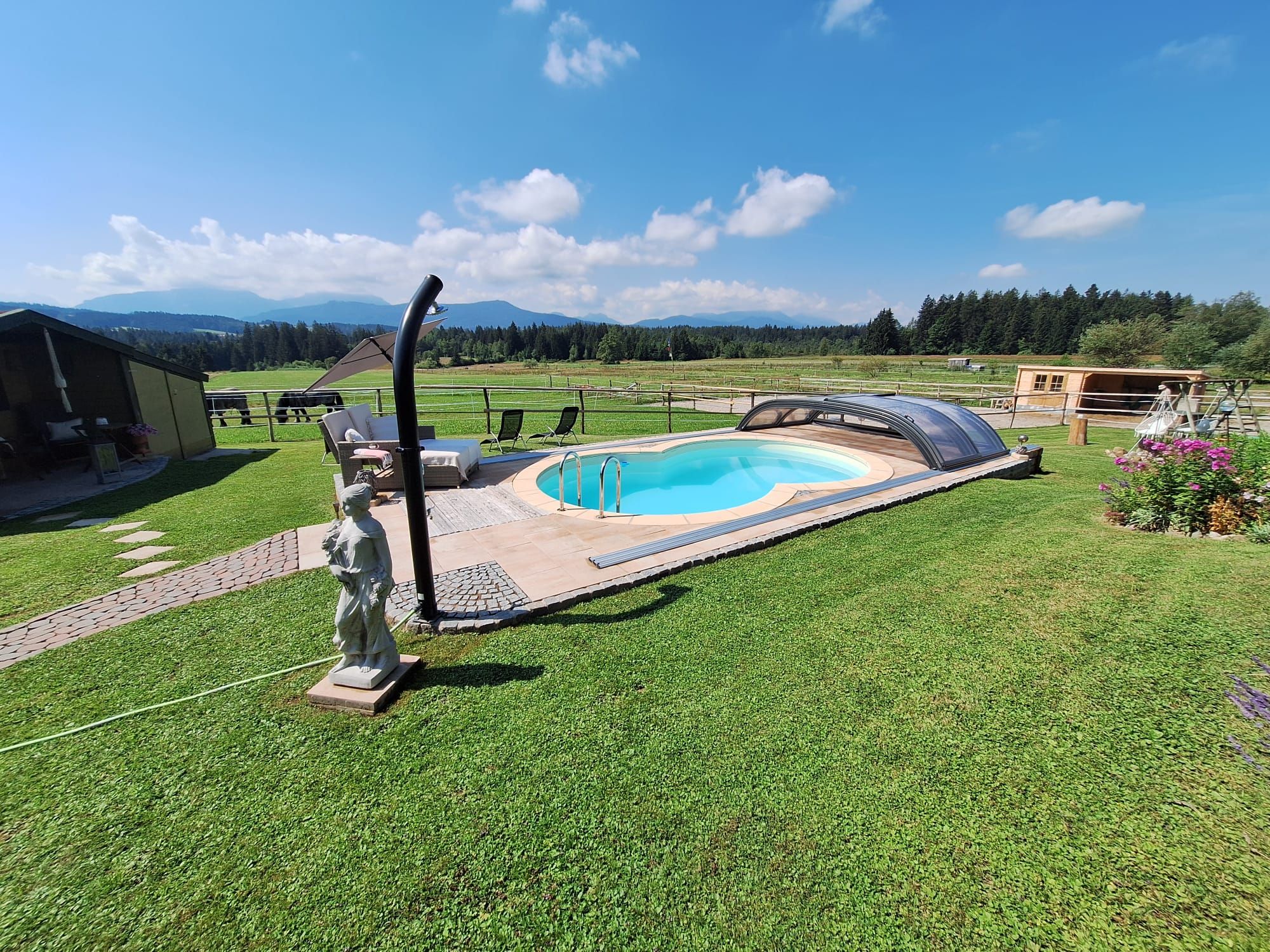 Pool mit flexibler Schiebehalle (Mai-Okt)