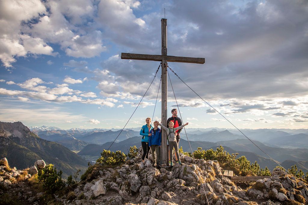Familie am Gipfelkreuz