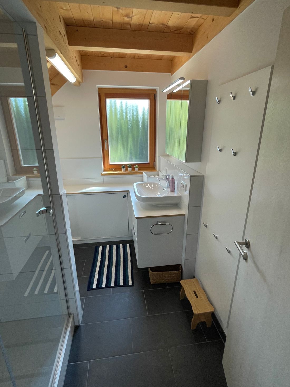 Bad 2 im Obergeschoss mit Dusche und WC