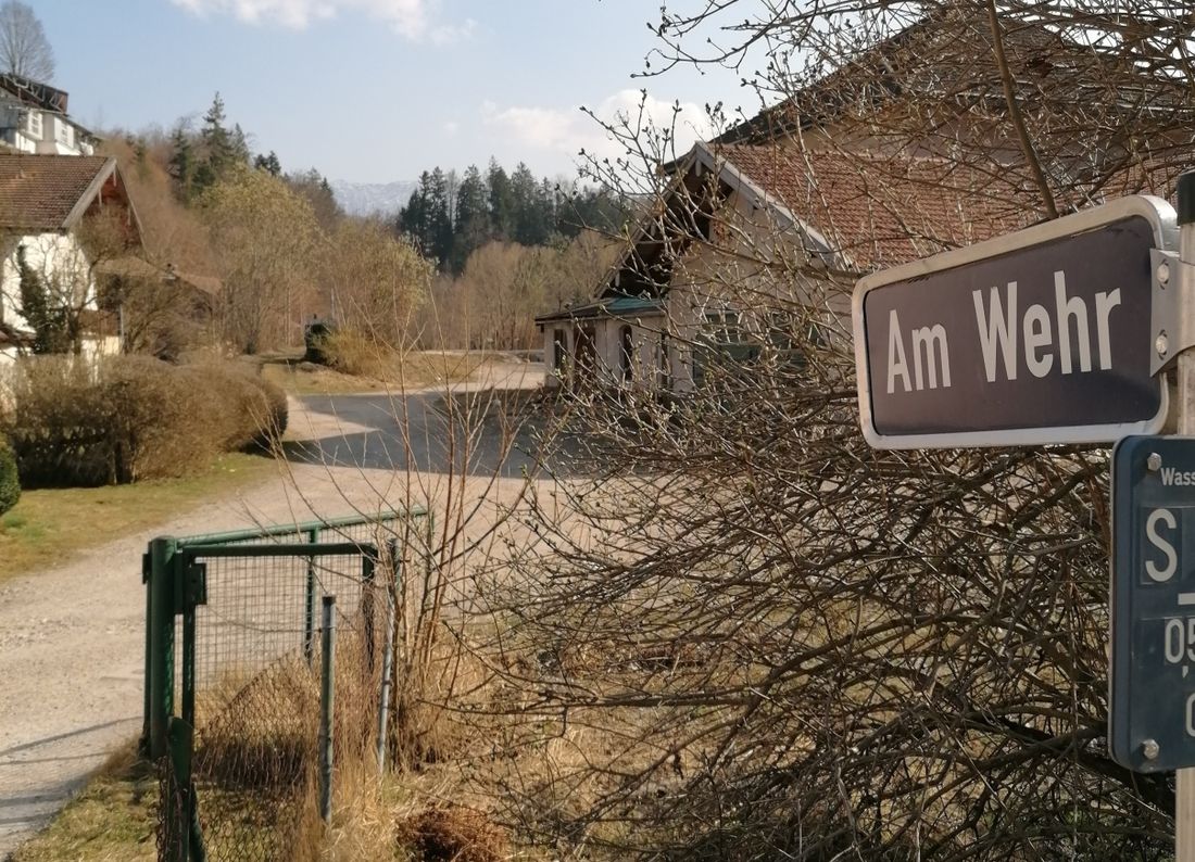 Zufahrt über Wehr zum Parkplatz