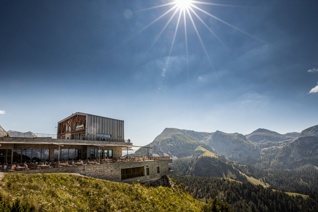 Blick-auf-die-Bergstation-der-Jennerbahn
