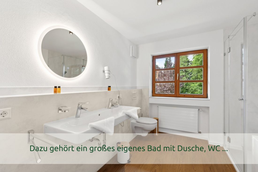 Dazu gehört ein großes eigenes Bad mit Dusche, WC ...