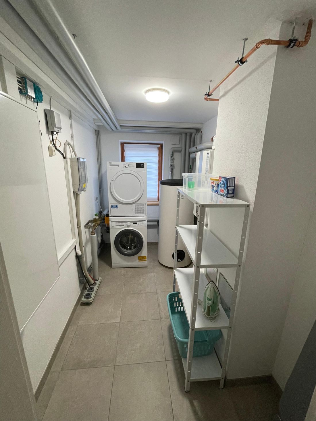 Waschküche mit Waschmaschine und Wäschetrockner
