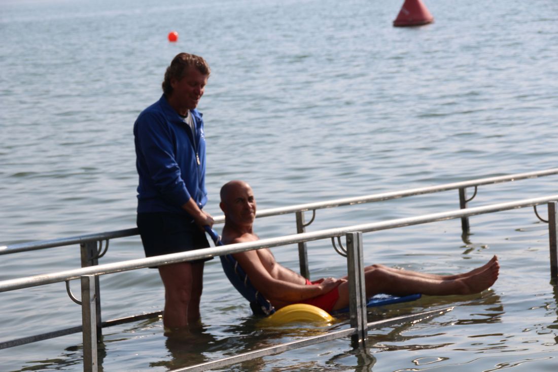 Rollstuhlfahrer im Strandbad Chieming