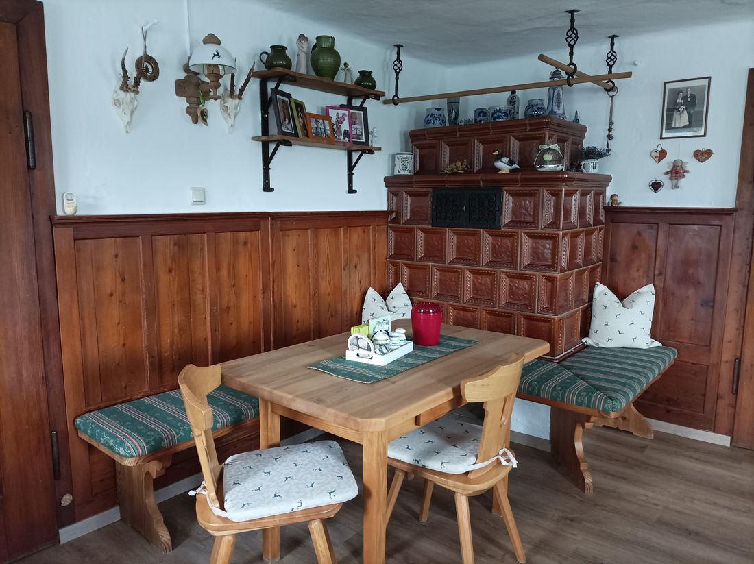 Aufenthaltsraum mit Kachelofen