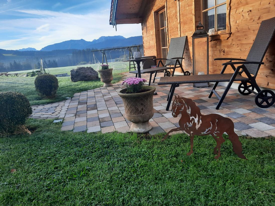 Terrasse mit Rollliegen im Herbst an Hütte/Pferdestall