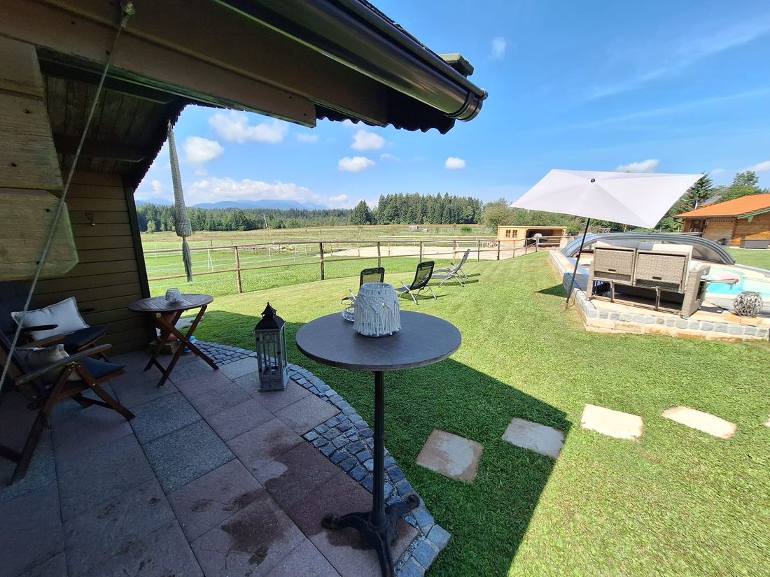 Terrasse am Poolhäuschen