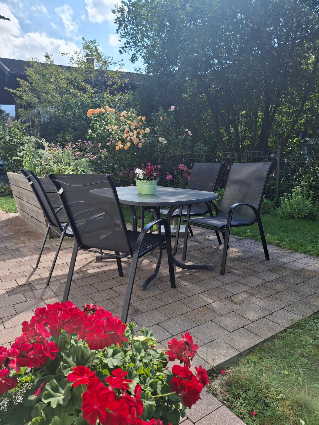 Eigene möblierte Terrasse mit Kräuterbeet