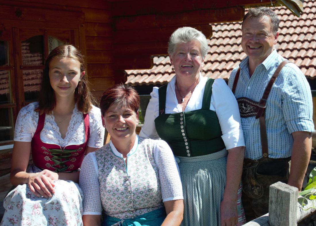 Familie Mayer -  Magdalena, Gertrud, Rosi sen. und Franz