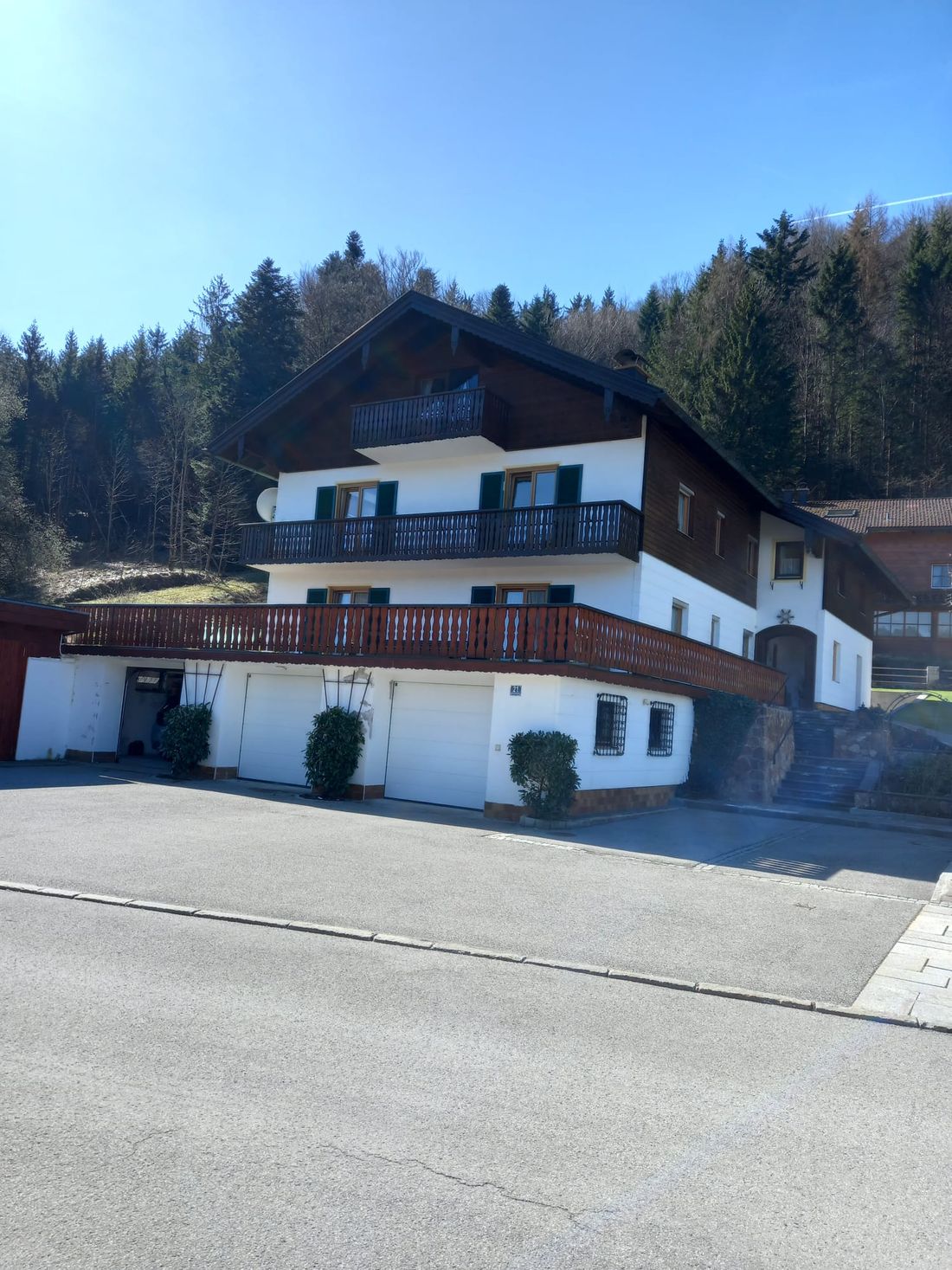 Unser Haus. Der mittlere Balkon gehört zur Ferienwohnung.
