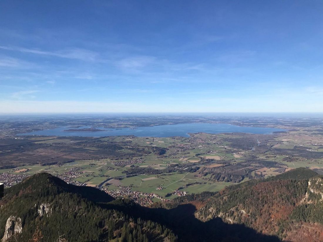 Für Bergfreunde: Blick vom Berg auf den Chiemsee