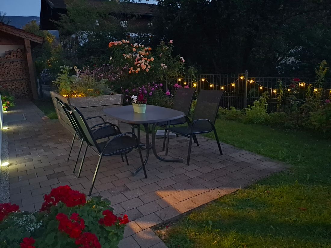 Garten mit stimmungsvollen Lichtern