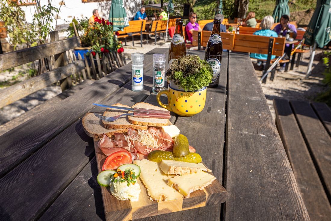 Brotzeit auf der Hefteralm