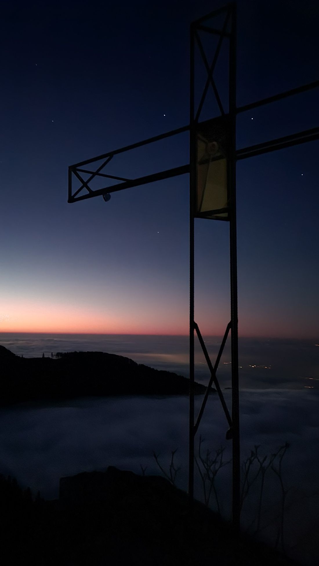 Gipfelkreuz bei Abenddämmerung
