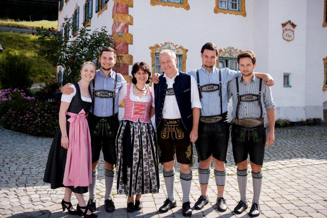 Wir würden uns freuen, Sie als unsere Gäste begrüßen zu dürfen. Ihre Familie Singer-Döpper