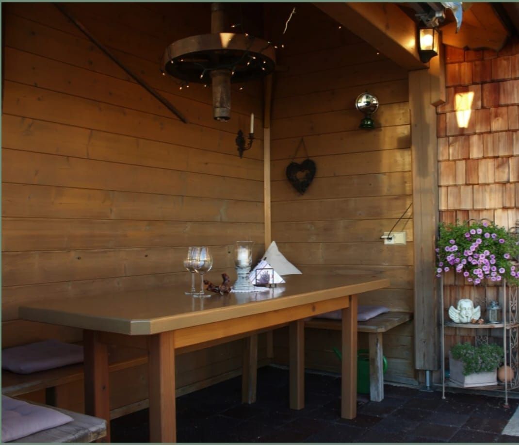 Überdachte Gästeterrasse