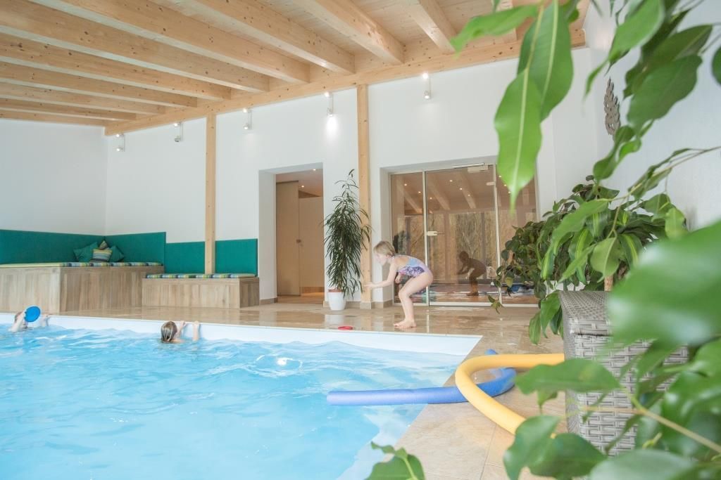 Pool mit spielenden Kindern