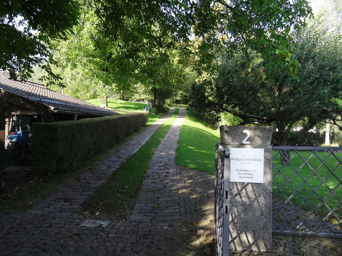 Auffahrt an der Straße