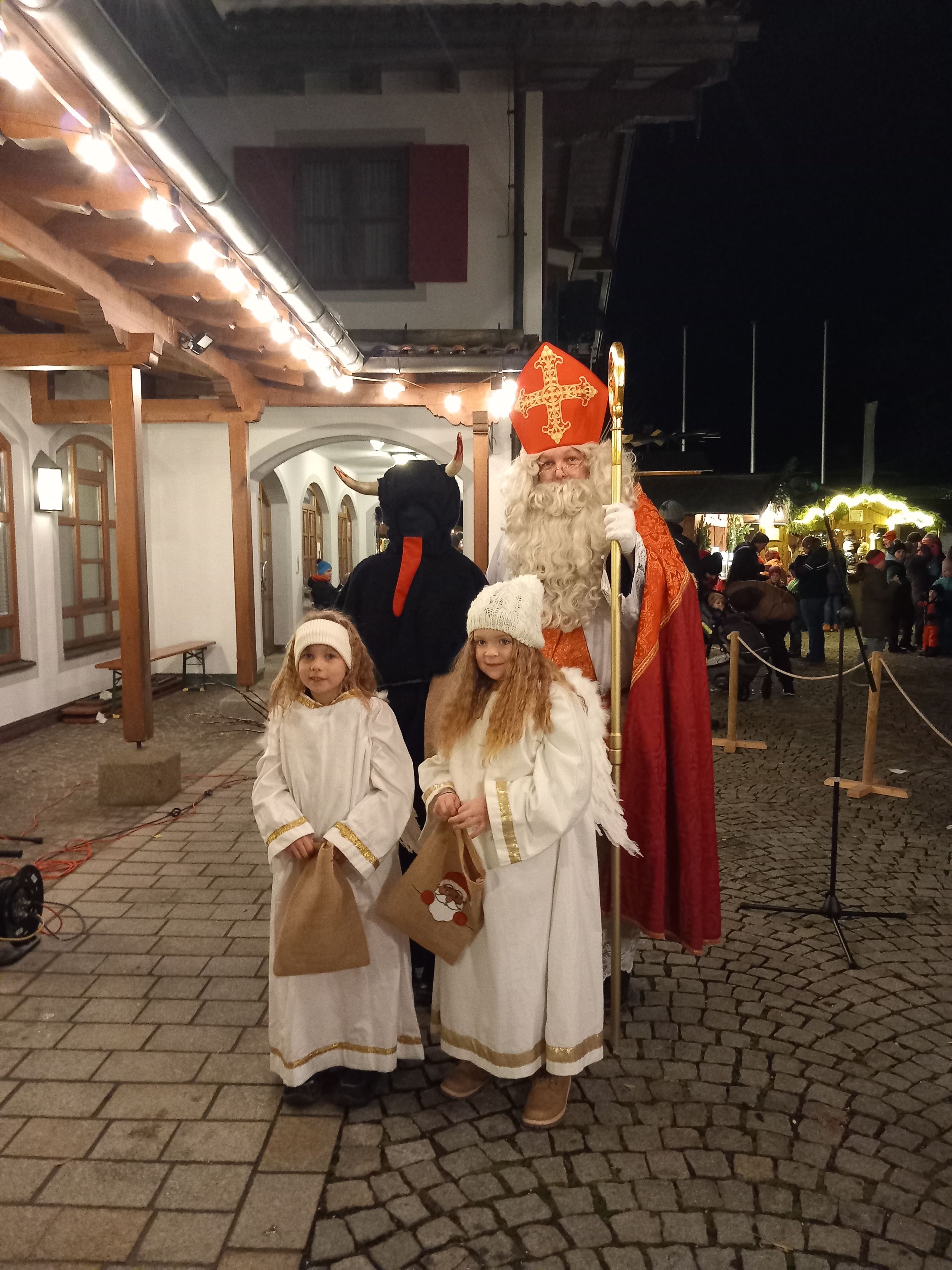 Nikolaus mit Engerl und Kramperl