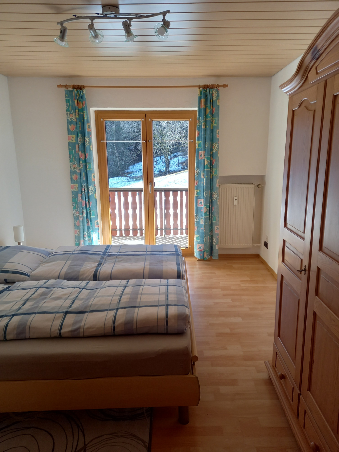 Schlafzimmer 1 mit Doppelbett, Schrank und Nachtkästen