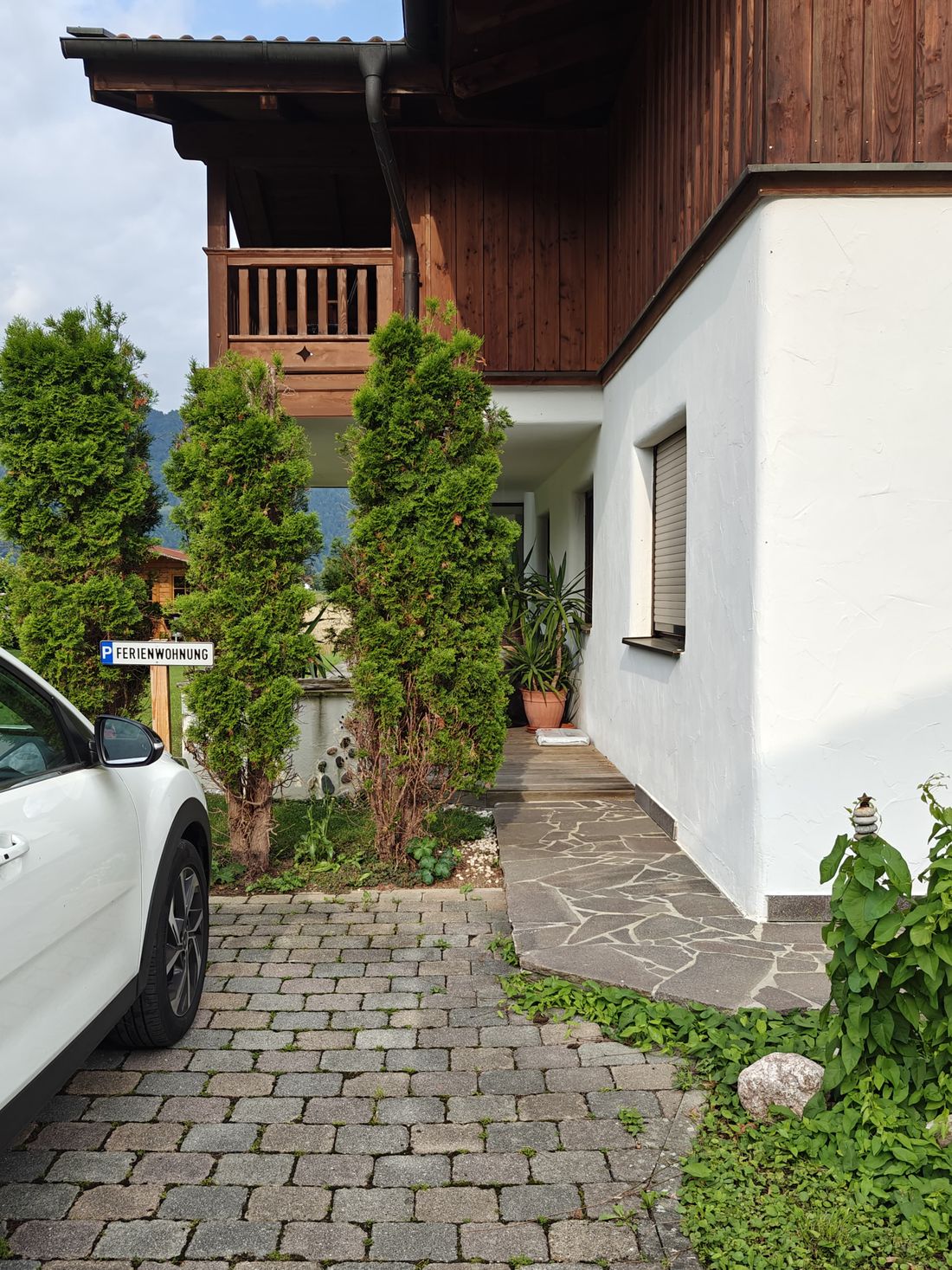 Parkplatz Ferienwohnung: Links vom Gebäude