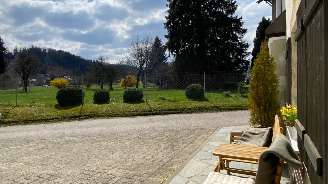 Sitzbank vor der Ferienwohnung mit Ausblick