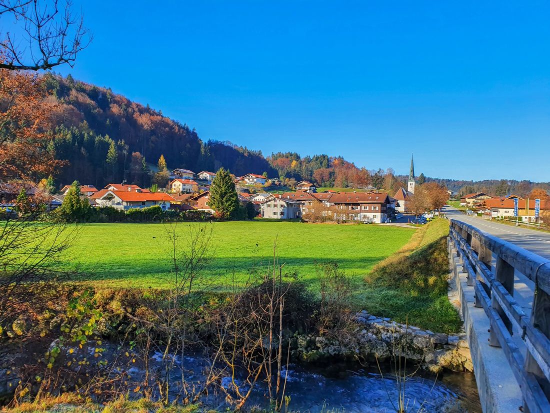 Der kleine Ort Hammer bei Siegsdorf