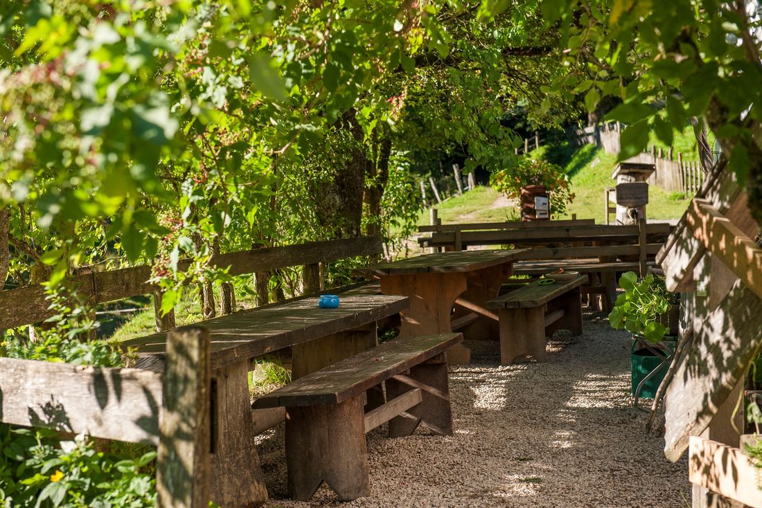 Sitzbänke auf der Hefteralm