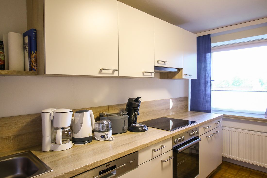 Küche mit Ausstattung an nützlichen Kleingeräten