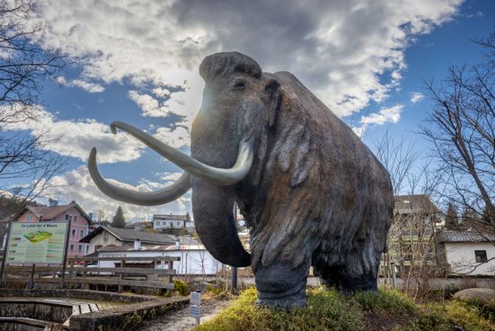 Mammut-Siegsdorf-mit-weiß-blauem-Himmel