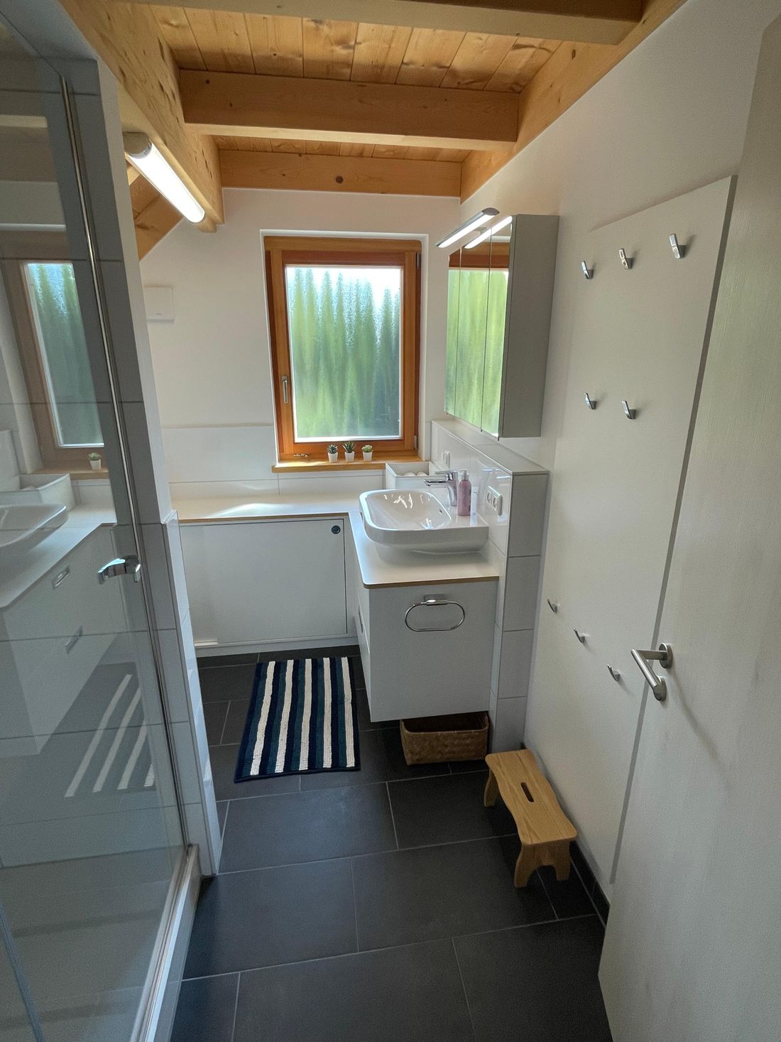 Bad 2 im Obergeschoss mit Dusche und WC