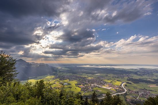 Ausblick über Grassau und den Chiemsee von der Schnapenkirche