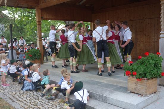 1703100614_wiasbeiunsdabrauchisaktivengruppetrachtenverein-web-002