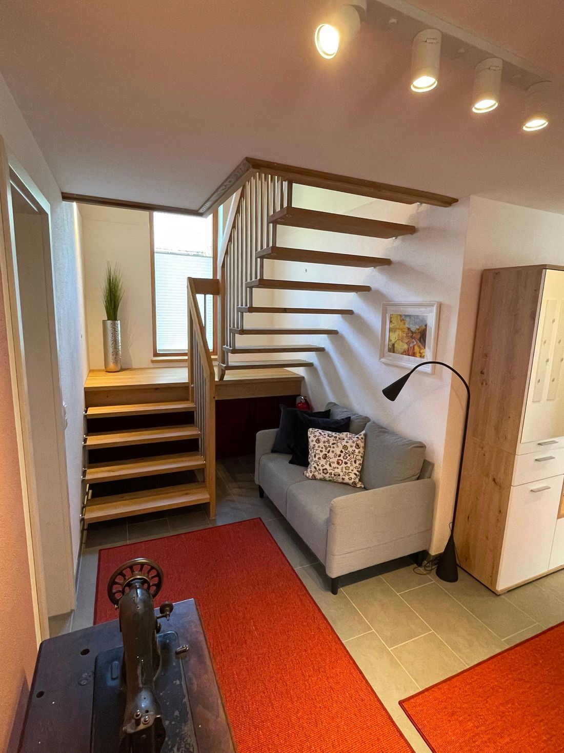 Garderobe mit Verstaumöglichkeit für Koffer und Gepäck unter dem Treppenpodest.