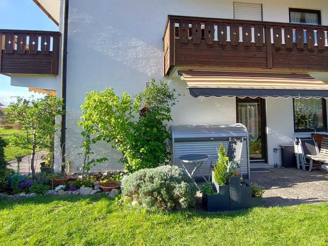 Abschließbare Fahrradbox und Blick auf die Westseite