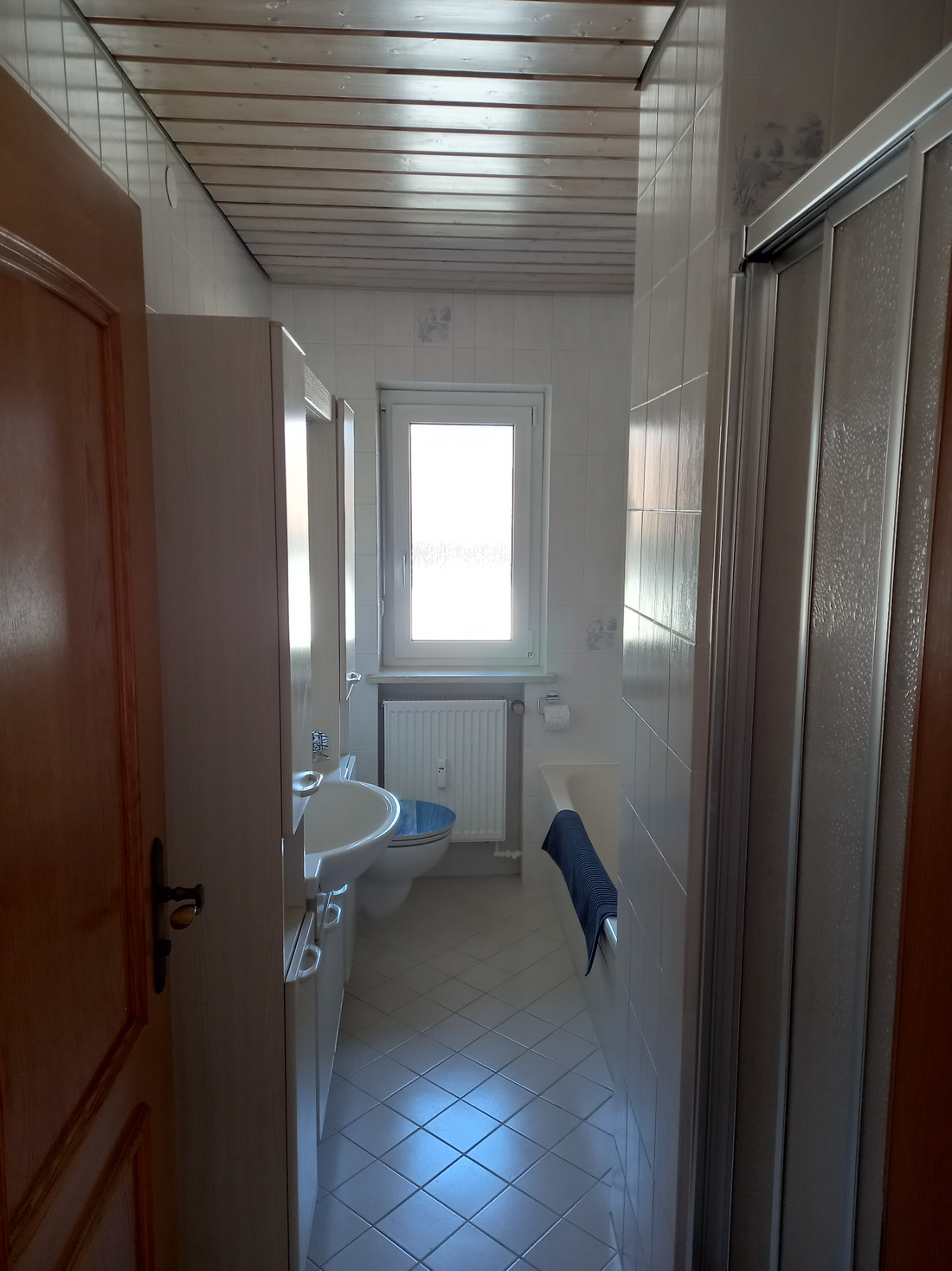 Bad mit Dusche, WC und Badewanne