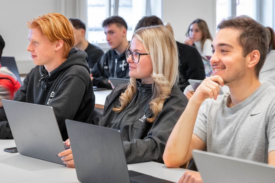 th-rosenheim-e-commerce_studieren-probieren_foto-max-baudrexl_1