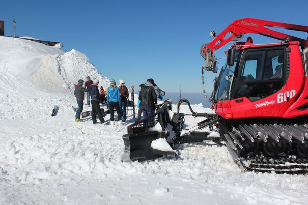 Pistenraupe am Gipfel