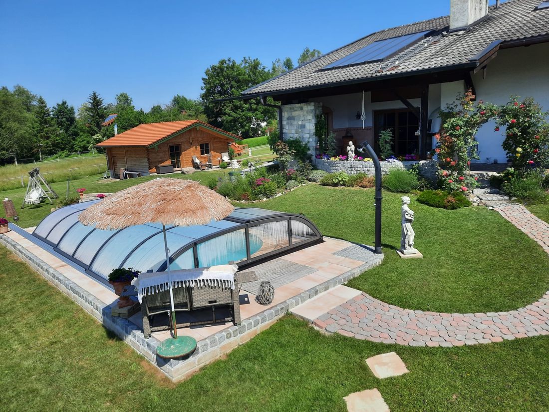 Hausansicht von Süden mit überdachtem Pool