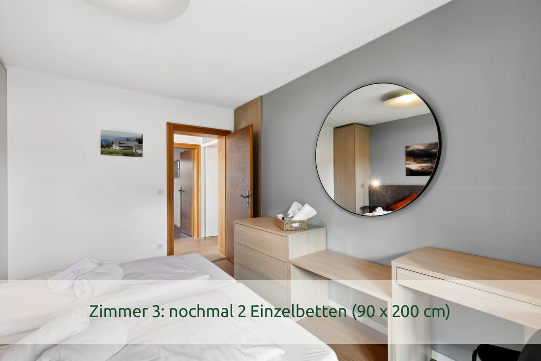 Zimmer 3: nochmal 3 Einzelbetten (90 x 200 cm)